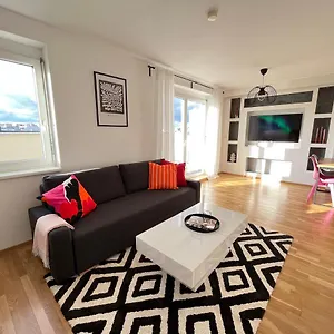 Penthouse Near Station With Free Parking Apartament