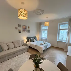 Luxurious One Near Schoenbrunn Palace Apartament
